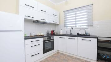 Geladeira, micro-ondas, fogão, cooktop