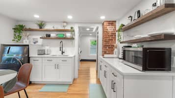 Geladeira, micro-ondas, cooktop, cafeteira/chaleira