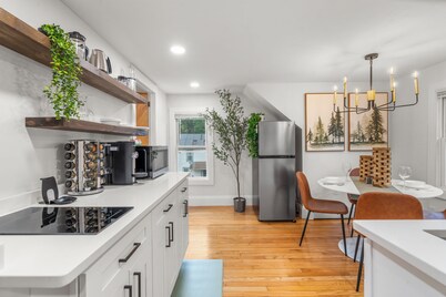 Charming Luxury 1BR Near Downtown. Dog Friendly! 