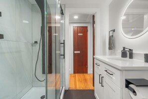 Dusche, Haartrockner, Handtücher, Seife