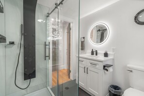 Een douche, een haardroger, handdoeken, zeep