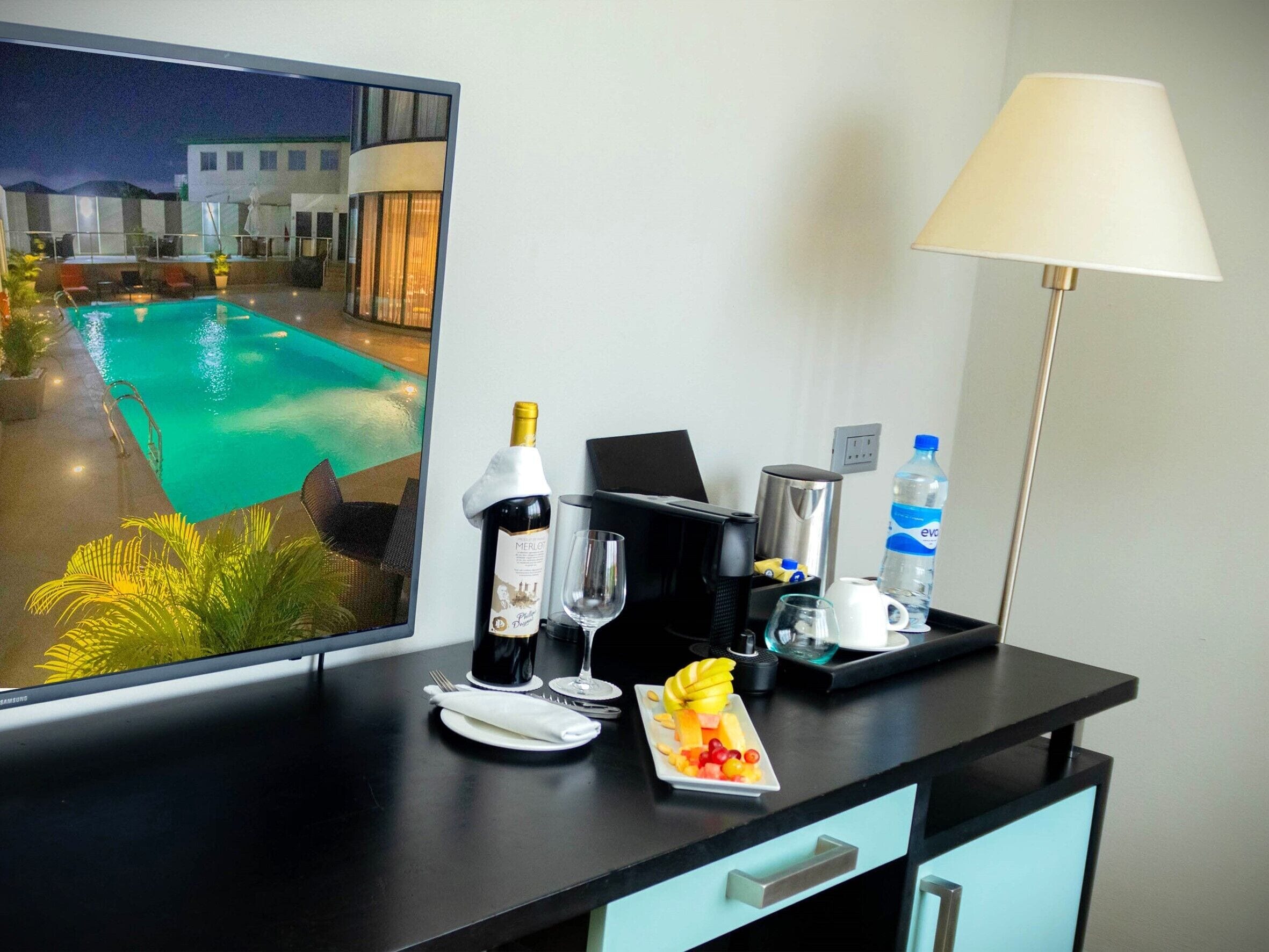 Studiosuite – junior, 1 queensize-seng | Sengetøy av topp kvalitet, safe på rommet og skrivebord
