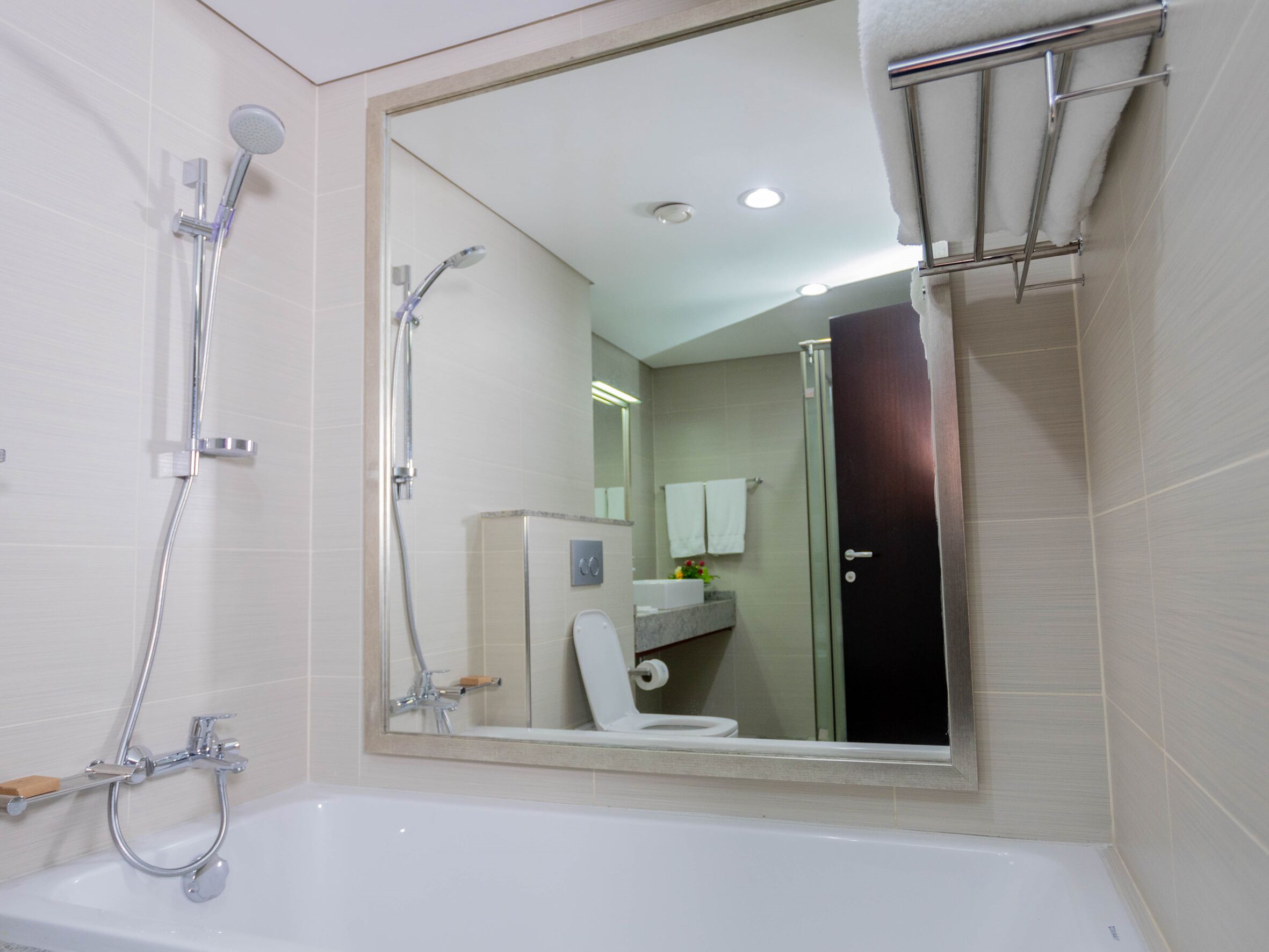 Ein modernes Badezimmer mit Badewanne, Dusche und Toilette.