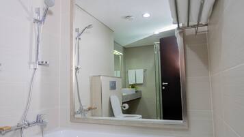 Ein modernes Badezimmer mit Badewanne, Dusche und Toilette.