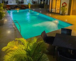 Una piscina al aire libre