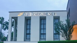 Rakennuksen päällä, sisäänkäynnin yläpuolella, on kyltti, jossa lukee: ”The Providence”.