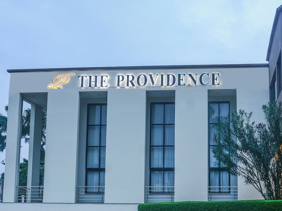 Un edificio con un cartel que dice "The Providence" sobre la entrada.