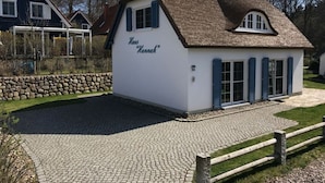 A small, white building with a thatched roof and blue shutters, labeled "Haus Hannah." - Holiday Home Hannah Comfortable Vacation Home (Koserow)