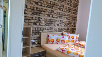 House | 1 bedroom, individually furnished