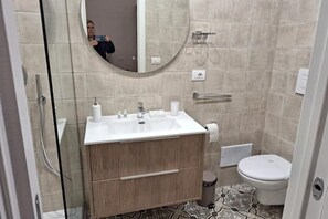 Douche, articles de toilette écologiques, sèche-cheveux, bidet