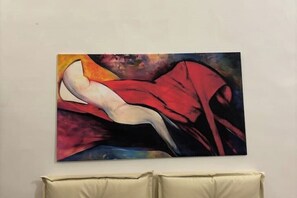 A painting of a bird on a wall. - ARABA FENICE-DELUXE (Bari)