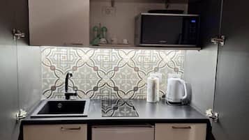 Kühlschrank, Mikrowelle, Herdplatte, Wasserkocher mit Kaffee-/Teezubehör