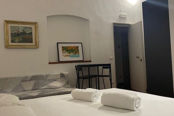 1 غرفة نوم ومكتب ومكواة/لوح كي وسرير سفر