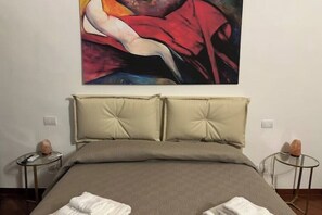 1 chambre, bureau, fer et planche à repasser, lit parapluie