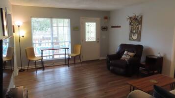 TV connectée, lecteur de DVD, baby-foot, vidéothèque