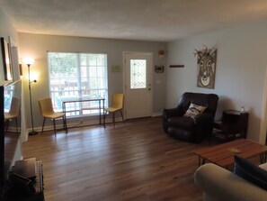 Smart-TV, DVD-spiller, fotballspill og filmbibliotek