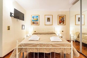 1 habitación, escritorio, tabla de planchar con plancha y cuna de viaje