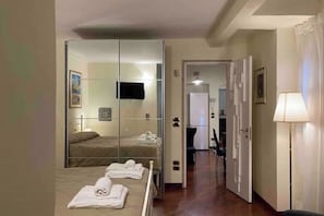 1 habitación, escritorio, tabla de planchar con plancha y cuna de viaje