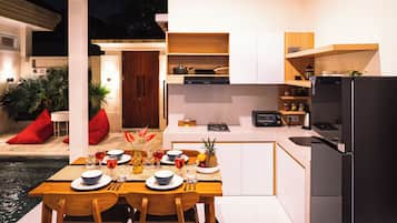 Kylskåp, ugn, spishäll och vattenkokare