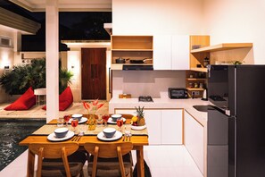Refrigerador, horno, parrilla de estufa y tetera eléctrica