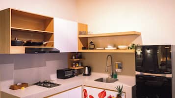 Kylskåp, ugn, spishäll och vattenkokare