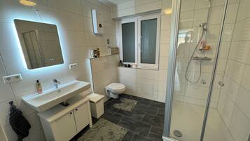 Dusche, Haartrockner, Bademäntel, Hausschuhe