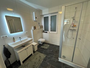 Shower, hair dryer, bathrobes, slippers - Tolle Helle & Ruhige 125 qm Whg. Nähe Zentrum I-o. Vollausgestattete Küche & Bad (Idar-Oberstein)