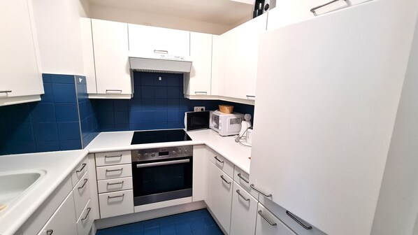 Kühlschrank, Mikrowelle, Ofen, Geschirrspüler