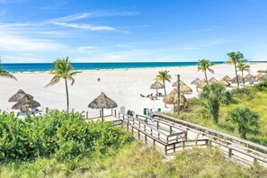 Camastros y toallas de playa