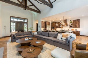 Smart-TV, Kamin, Videospiele, Tischtennisplatte