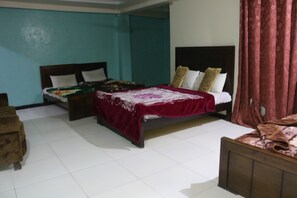Quadruple Room | In-room safe, desk - Burj Ul Bahrain (Swat)