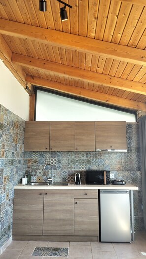 Fridge, oven, coffee/tea maker, electric kettle