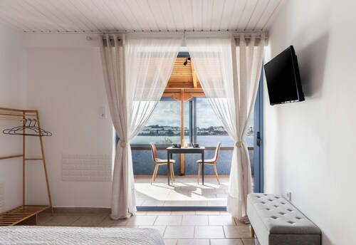 Cap Sounion Seafront Retreat - Cozy suite with a view of the Aegean Sea!