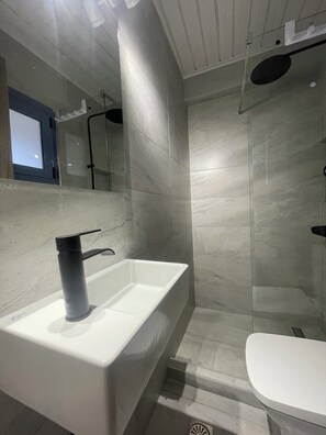 Chuveiro, produtos de toalete biodegradáveis, secador de cabelo 