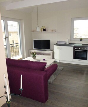 Apartment | Private kitchen | Oven - Holiday Apartment at the oak Tree (Pinneberg)