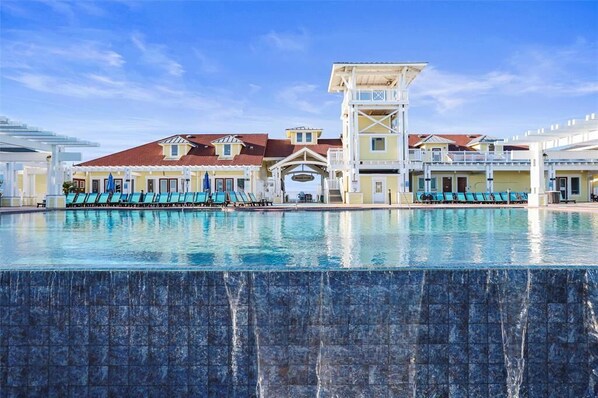 Een verwarmd zwembad