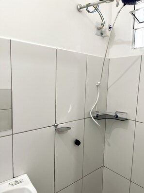 Shower, towels, soap, toilet paper - POUSADA MARAJÓ FOR YOU  (Soure)