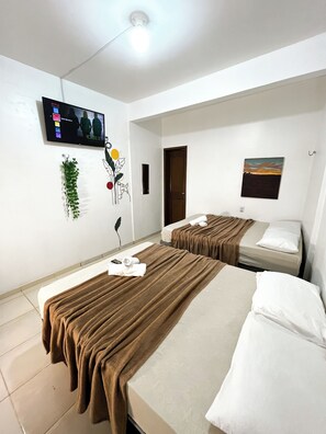 Cortinas blackout, tabla de planchar con plancha y wifi gratis 