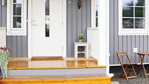 A house with a white front door, a small porch with steps, a mailbox, and a number '20' on the wall. - 4 Star Holiday Home in Frillesas (Frillesas)
