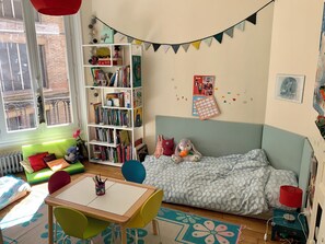 3 habitaciones, tabla de planchar con plancha, wifi y ropa de cama 