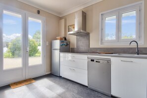 Kylskåp, mikrovågsugn, ugn och diskmaskin