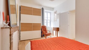 A bedroom with a bed, a chair, a dresser, a mirror, and a window. - Getaway 150m from the beach in Les Sables d'Olonne (Les Sables-d´Olonne)