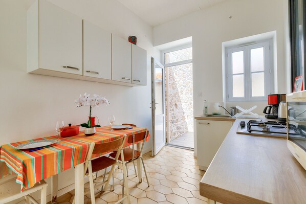 Fridge, microwave, oven, coffee/tea maker