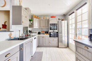 Kühlschrank, Mikrowelle, Ofen, Geschirrspüler