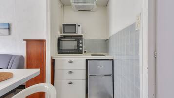 Réfrigérateur, micro-ondes, four, cafetiÚre/bouilloire