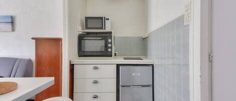 Fridge, microwave, oven, coffee/tea maker