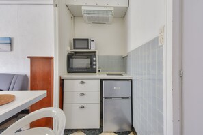 Kühlschrank, Mikrowelle, Ofen, Wasserkocher mit Kaffee-/Teezubehör