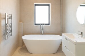 Een douche, een haardroger, handdoeken