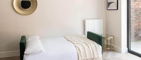 4 habitaciones, tabla de planchar con plancha y ropa de cama