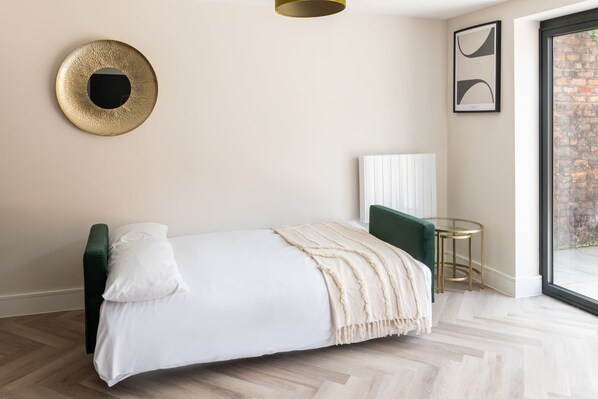 4 bedrooms, iron/ironing board, bed sheets